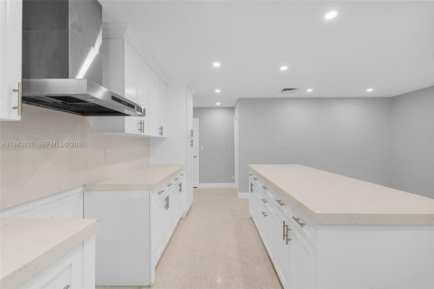 Casa en venta en Fort Lauderdale, Florida, 4 dormitorios, 237.64 m2 № 2000598 - foto 11