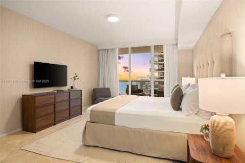 Condo in Hallandale Beach, Florida, 2 bedrooms  № 1923388 - photo 9