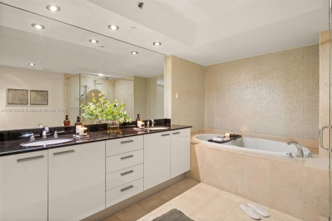 Condo in Hallandale Beach, Florida, 2 bedrooms  № 1923388 - photo 14