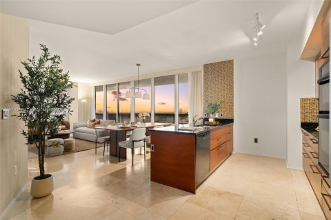 Condo in Hallandale Beach, Florida, 2 bedrooms  № 1923388 - photo 24