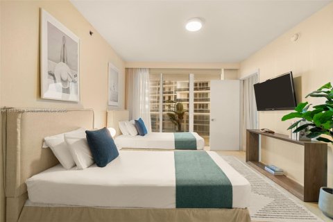 Condo in Hallandale Beach, Florida, 2 bedrooms  № 1923388 - photo 12