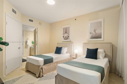 Condo in Hallandale Beach, Florida, 2 bedrooms  № 1923388 - photo 11