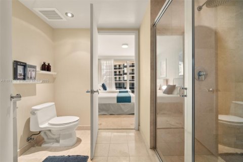Condo in Hallandale Beach, Florida, 2 bedrooms  № 1923388 - photo 17