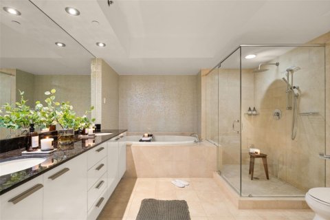 Condo in Hallandale Beach, Florida, 2 bedrooms  № 1923388 - photo 15
