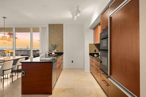 Condo in Hallandale Beach, Florida, 2 bedrooms  № 1923388 - photo 2
