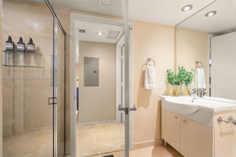 Condo in Hallandale Beach, Florida, 2 bedrooms  № 1923388 - photo 16