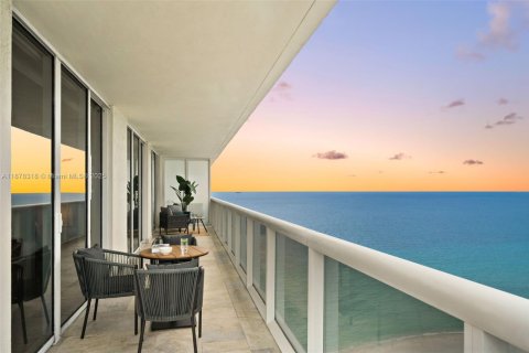 Condo in Hallandale Beach, Florida, 2 bedrooms  № 1923388 - photo 19