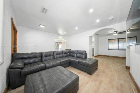 Casa en venta en Miami, Florida, 3 dormitorios, 143.63 m2 № 1988238 - foto 7