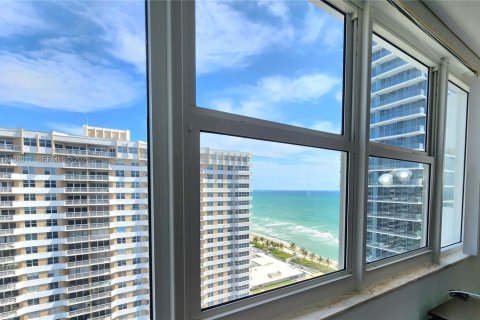 Condo in Hallandale Beach, Florida, 2 bedrooms № 2071847 - photo 24