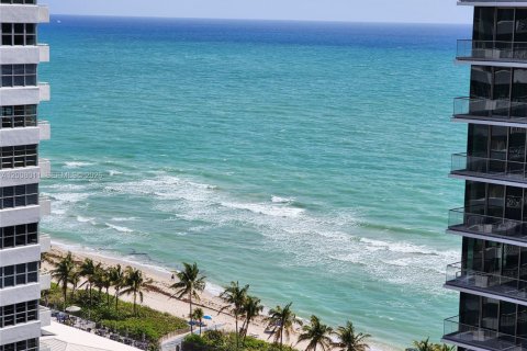 Condo in Hallandale Beach, Florida, 2 bedrooms № 2071847 - photo 16