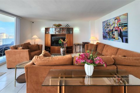 Condo in Hallandale Beach, Florida, 2 bedrooms № 2071847 - photo 11