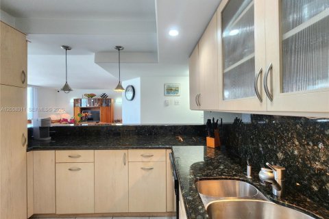 Condo in Hallandale Beach, Florida, 2 bedrooms № 2071847 - photo 13