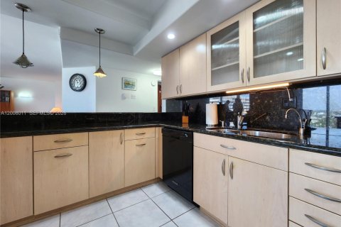 Condo in Hallandale Beach, Florida, 2 bedrooms № 2071847 - photo 12