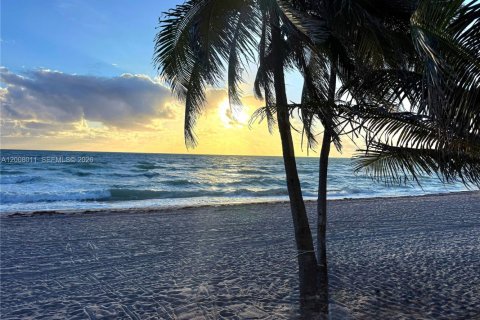 Condo in Hallandale Beach, Florida, 2 bedrooms № 2071847