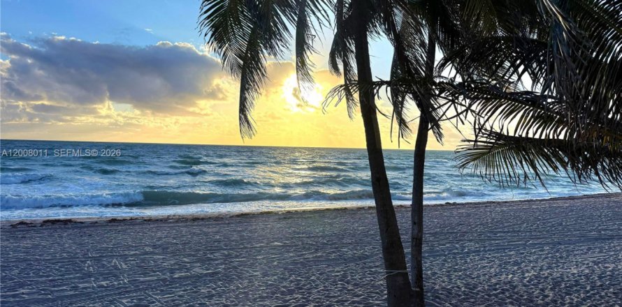 Condo in Hallandale Beach, Florida, 2 bedrooms № 2071847