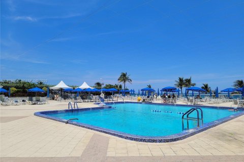 Condo in Hallandale Beach, Florida, 2 bedrooms № 2071847 - photo 26