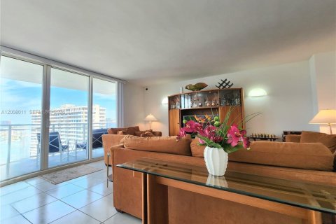 Condo in Hallandale Beach, Florida, 2 bedrooms № 2071847 - photo 9