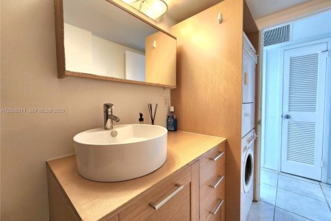 Condo in Hallandale Beach, Florida, 2 bedrooms № 2071847 - photo 23