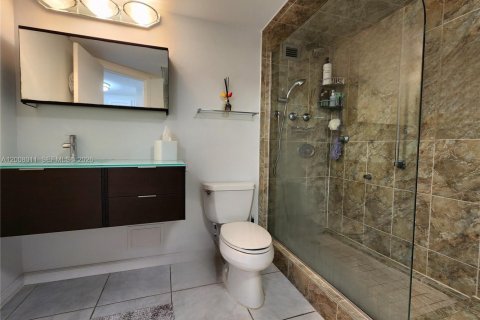 Condo in Hallandale Beach, Florida, 2 bedrooms № 2071847 - photo 18