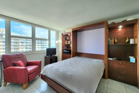 Condo in Hallandale Beach, Florida, 2 bedrooms № 2071847 - photo 21
