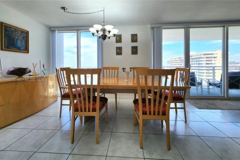 Condo in Hallandale Beach, Florida, 2 bedrooms № 2071847 - photo 7