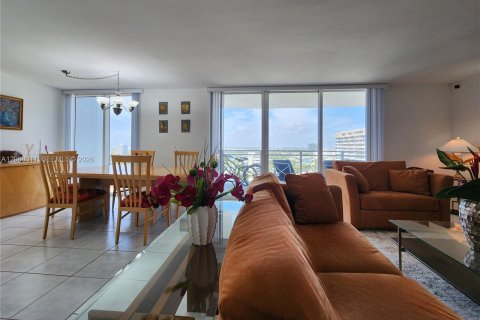 Condo in Hallandale Beach, Florida, 2 bedrooms № 2071847 - photo 8