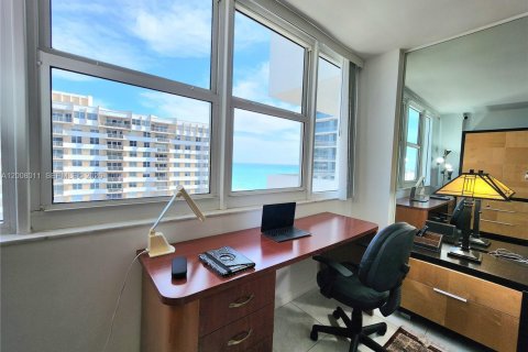 Condo in Hallandale Beach, Florida, 2 bedrooms № 2071847 - photo 15