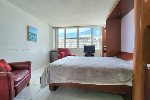 Condo in Hallandale Beach, Florida, 2 bedrooms № 2071847 - photo 20