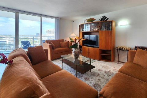Condo in Hallandale Beach, Florida, 2 bedrooms № 2071847 - photo 10