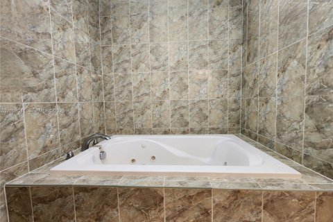 Condo in Hallandale Beach, Florida, 2 bedrooms № 2071847 - photo 19