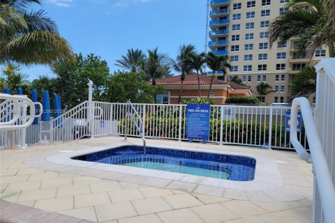 Condo in Hallandale Beach, Florida, 2 bedrooms № 2071847 - photo 27