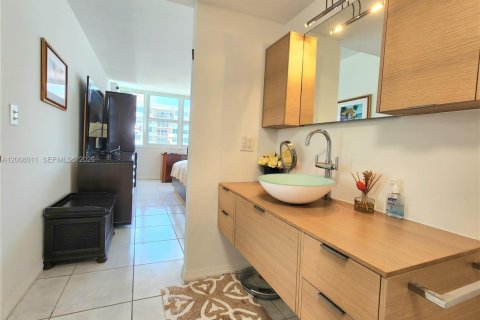Condo in Hallandale Beach, Florida, 2 bedrooms № 2071847 - photo 17