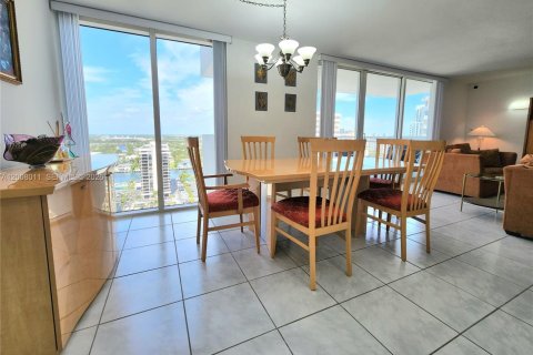 Condo in Hallandale Beach, Florida, 2 bedrooms № 2071847 - photo 6