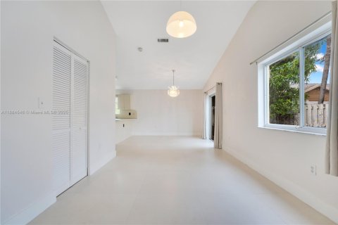 House in Hialeah Gardens, Florida 3 bedrooms, 132.29 sq.m. № 1931212 - photo 14