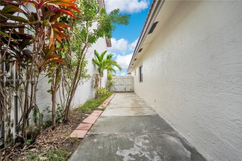 House in Hialeah Gardens, Florida 3 bedrooms, 132.29 sq.m. № 1931212 - photo 23