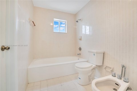 House in Hialeah Gardens, Florida 3 bedrooms, 132.29 sq.m. № 1931212 - photo 16