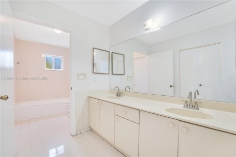 House in Hialeah Gardens, Florida 3 bedrooms, 132.29 sq.m. № 1931212 - photo 15