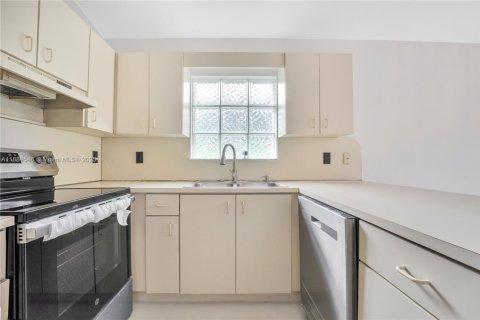 House in Hialeah Gardens, Florida 3 bedrooms, 132.29 sq.m. № 1931212 - photo 9