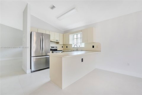House in Hialeah Gardens, Florida 3 bedrooms, 132.29 sq.m. № 1931212 - photo 8