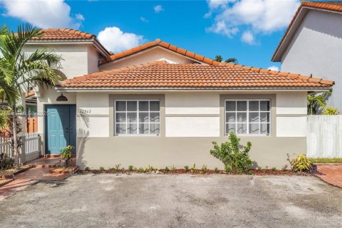 House in Hialeah Gardens, Florida 3 bedrooms, 132.29 sq.m. № 1931212 - photo 1