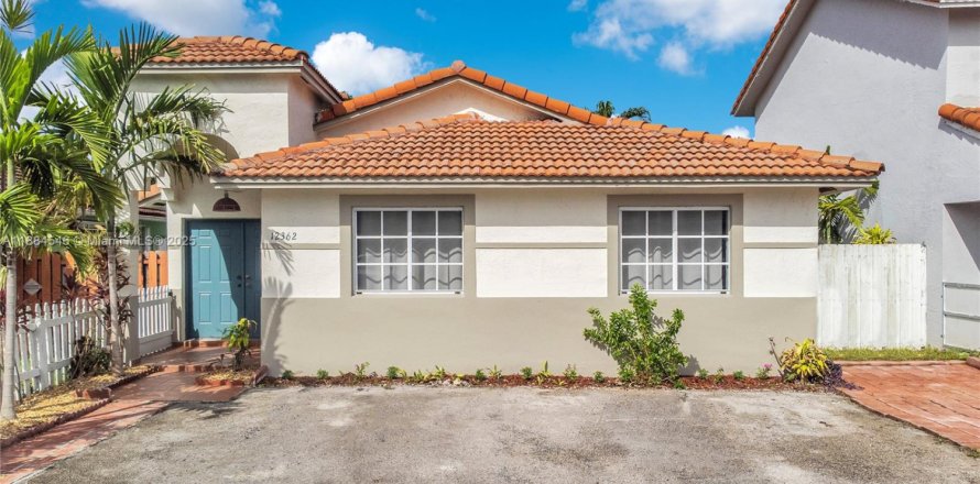 House in Hialeah Gardens, Florida 3 bedrooms, 132.29 sq.m. № 1931212