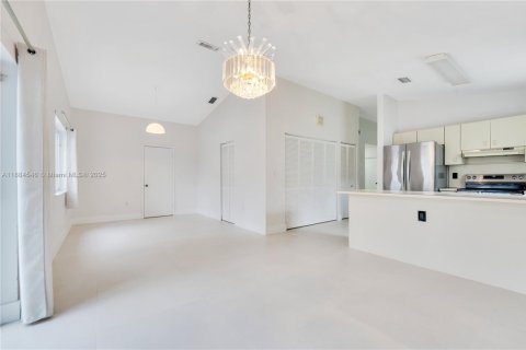 House in Hialeah Gardens, Florida 3 bedrooms, 132.29 sq.m. № 1931212 - photo 13