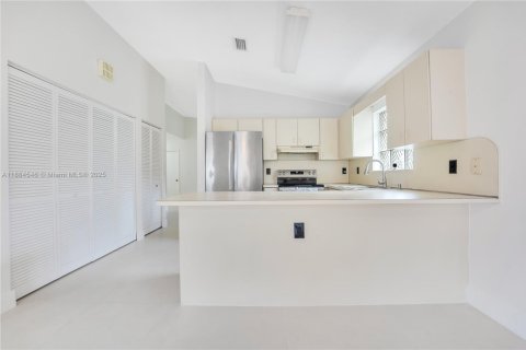 House in Hialeah Gardens, Florida 3 bedrooms, 132.29 sq.m. № 1931212 - photo 7