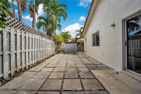 House in Hialeah Gardens, Florida 3 bedrooms, 132.29 sq.m. № 1931212 - photo 21
