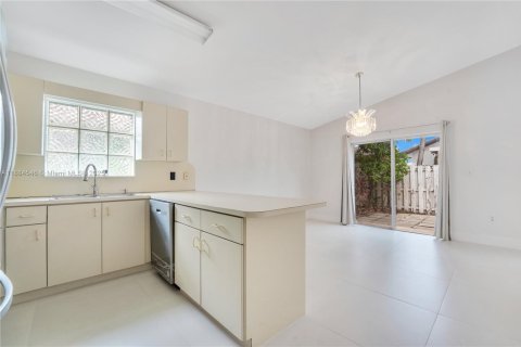 House in Hialeah Gardens, Florida 3 bedrooms, 132.29 sq.m. № 1931212 - photo 10