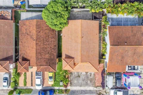 House in Hialeah Gardens, Florida 3 bedrooms, 132.29 sq.m. № 1931212 - photo 25