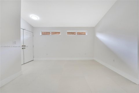 House in Hialeah Gardens, Florida 3 bedrooms, 132.29 sq.m. № 1931212 - photo 6