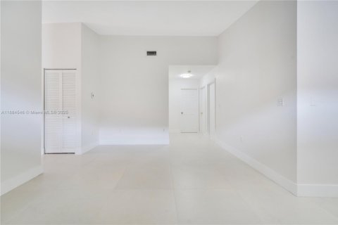House in Hialeah Gardens, Florida 3 bedrooms, 132.29 sq.m. № 1931212 - photo 4