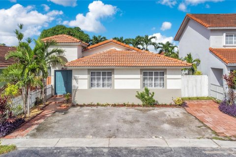 House in Hialeah Gardens, Florida 3 bedrooms, 132.29 sq.m. № 1931212 - photo 2