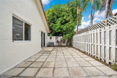 House in Hialeah Gardens, Florida 3 bedrooms, 132.29 sq.m. № 1931212 - photo 22